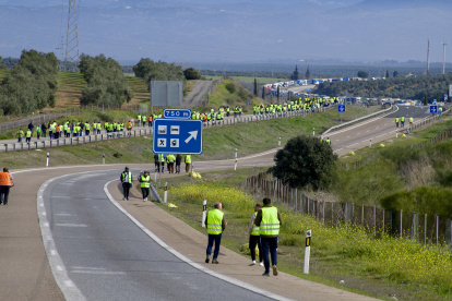 Jaén. Centenares de agricultores cortan la autovía A-4 en esta ciudad española, el pasado miércoles.