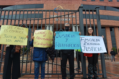 Familiares de una de las víctimas llegaron al Complejo Judicial de Cuenca para exigir justicia.