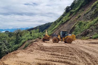 Las labores de limpieza continúan en el kilómetro 90 de la vía Cuenca- Molleturo- El Empalme.