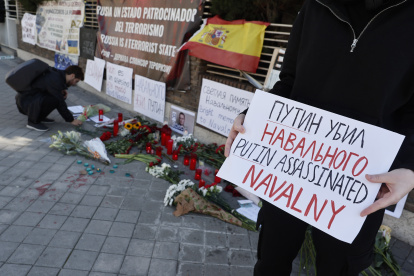 Protesta ante la embajada rusa en Madrid por el asesinato del fallecido líder opositor Alexéi Navalni, la liberación de presos políticos en Rusia y contra la guerra de Ucrania, reste sábado en Madrid.