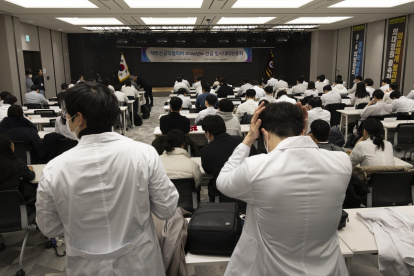 Médicos en formación asisten a una reunión de emergencia en la sede de la Asociación Médica Coreana en Seúl, Corea del Sur, el 20 de febrero de 2024.