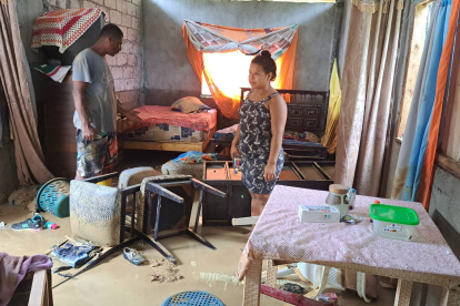 Una familia mira los destrozos causados en su vivienda por las lluvias y el desbordamiento de un río cercano en el cantón Muisne, Esmeraldas.