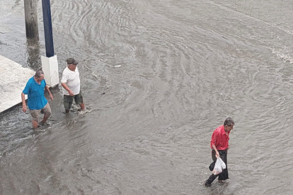 Varias calles del cantón Santa Ana, en Manabí, amanecieron inundadas este martes 20 de febrero, tras las intensas lluvias.