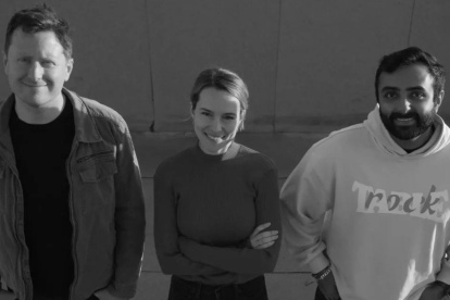 Bridgit Mendler juntos con sus compañeros de la empresa