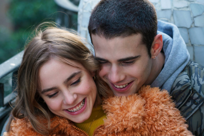 Clara Galle como Raquel y Julio Peña como Ares, en la última entrega de "A través de tu mirada".