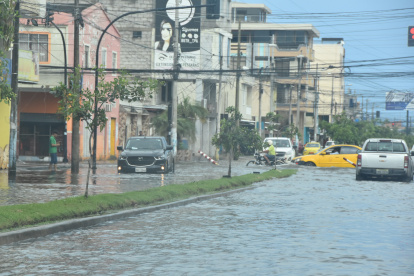 La avenida Marcel Laniado, en el centro de Machala, amaneció inundada este 20 de febrero debido a la fuerte y prolongada lluvia.
