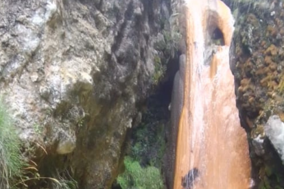 Cascadas cerradas por deslizamientos.