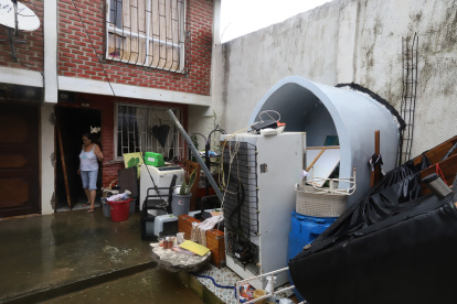 Afectados. Los electrodomésticos, en su mayoría, se dañaron. La ropa, en cambio, quedó flotando en el barrio.