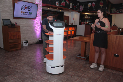 Tecnología.- Momentos en que un técnico programa a un Hiobot para que se mueva al interior del restaurante Kobe Sushi & Rolls.