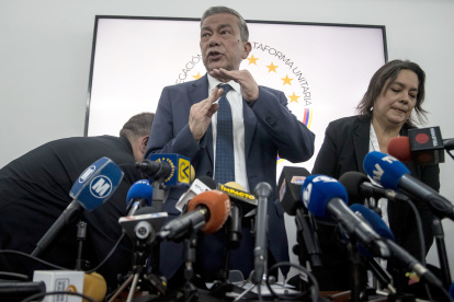 Gerardo Blyde, representante de la oposición en las negociaciones con el Gobierno Nacional, agrupada en la Plataforma Unitaria Democrática (PUD), asiste a una conferencia de prensa este lunes 19 de febrero de 2024 en Caracas (Venezuela).