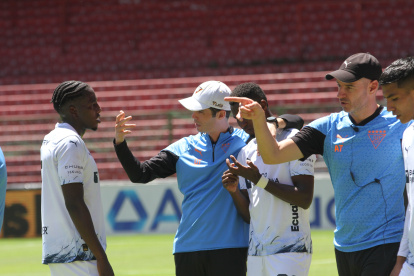 El entrenador español Josep Alcácer (c) no podrá dirigir en la Recopa Sudamericana. Adrián Gabbarini (d) tomará su lugar.