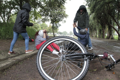 Cuatro ciclistas fueron asaltados con armas blancas y un machete cuando recorrían la ruta de El Cinto.