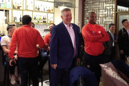 El entrenador Ever Hugo Almeida (c) disfrutó de la presentación de la plantilla de El Nacional.