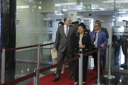 En conversatorio con la prensa, Henry Kronfle dijo que no hay pruebas de que el informe haya sido adulterado.