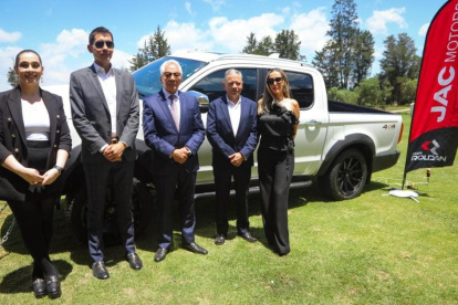 Ejecutivos de la marca junto al modelo que revelaron para el mercado ecuatoriano.