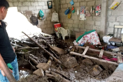 El golpe fue mortal y quedó debajo de lodo y escombros.