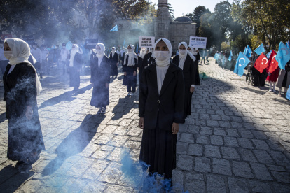 Manifestantes turcos y uigures participan en el acto "Grito silencioso" durante una protesta contra China en Estambul, Turquía, el 1 de octubre de 2020.