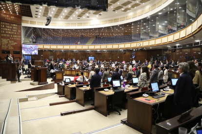 Con 116 votos a favor, el Pleno insta al primer mandatario que considere la necesidad "urgente" para el restablecimiento del servicio de asesoría jurídica