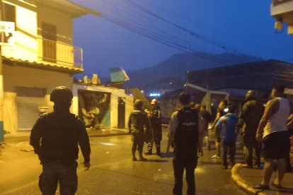 Desbordamiento de río causa el colapso de las casas