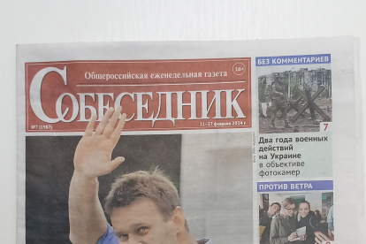 Fotografía tomada este miércoles en Moscú que muestra un ejemplar del periódico "Sobesednik", el primero que abre en portada con el líder opositor ruso Alexéi Navalni, quien murió el 16 de febrerode 2024 en prisión.