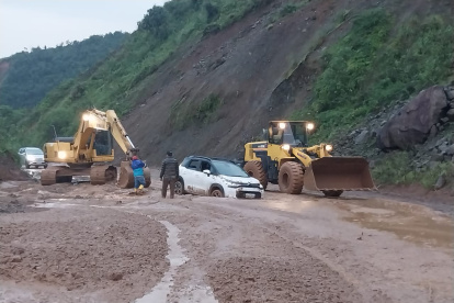 Un nuevo vehículo quedó atascado en medio del lodo que se encuentra sobre la calzada del kilómetro 90 de la vía Cuenca- Molleturo- El Empalme.