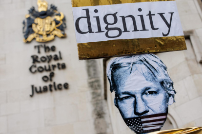 Activistas a favor de Assange protestan ante el Tribunal Real de Justicia antes de la vista de apelación de la extradición del fundador de WikiLeaks.