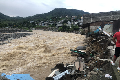 Los daños materiales se registraron en el sector Malecón Alto donde varias casas colapsaron.
