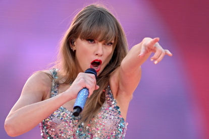 Taylor Swift se ha convertido en un fenómeno económico y académico global son su gira The Eras Tour