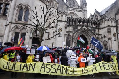 Los partidarios de Julian Assange protestan en los Tribunales Reales de Justicia el segundo día de la audiencia de apelación de extradición de Julian Assange en Londres, Gran Bretaña, el 21 de febrero de 2024.