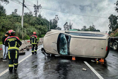 Un auto se volcó en la avenida Simón Bolívar y dejó un herido en el sector de la Universidad Internacional, en Quito.