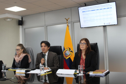 Las autoridades del Ministerio de Economía y Finanzas, en rueda de prensa el 21 de febrero de 2024.