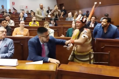 Durante la sesión a la que no acudió la ministra de Ambiente, Sade Fritschi, una representante Huaorani empujó al viceministro de Ambiente "para que trabaje en territorio".