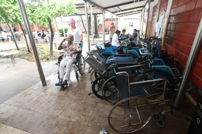 Varias sillas de ruedas defectuosas se encuentran en medio del paso