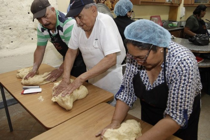 Para adultos mayores hay cursos de repostería.