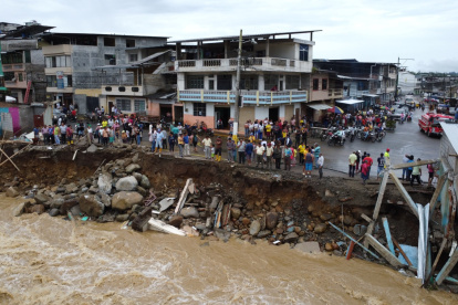 Moradores y curiosos observan el sitio donde estaban ubicadas cinco inmuebles que fueron arrasados por la creciente del río en Echeandía, Bolívar.