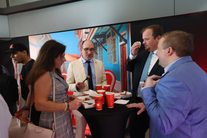 Guayaquil. El cónsul general de Estados Unidos, Erik Martini (izq.), en la inauguración de Wienerschnitzel.