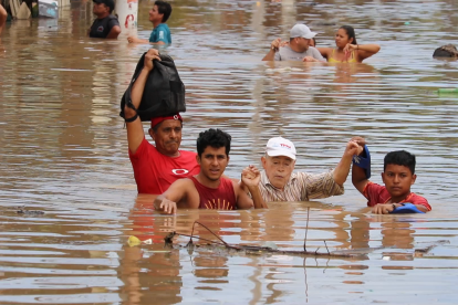 La imagen de un abuelo rescatado del agua por sus nietos evidencia la magnitud de la situación por las lluvias en Chone, Manabí.