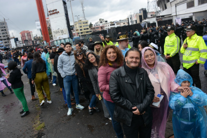 Los fanáticos de El sol de México llegaron desde temprano a su cita.