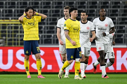 El defensa ecuatoriano William Pacho (d) es habitual titular en Eintracht Frankfurt