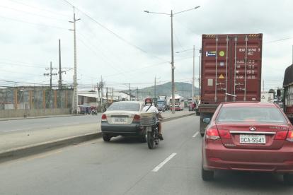 Conductor. Un tráiler avanzaba sobre el carril central de la vía a Daule.
