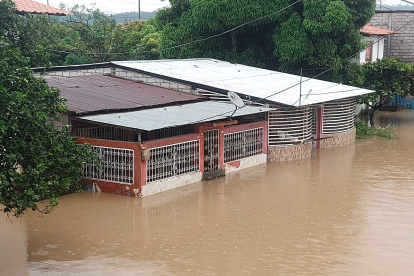 Varias familias dejaron sus viviendas por la gran cantidad de agua acumulada y el riesgo de que incremente la fuerza del caudal de los ríos.