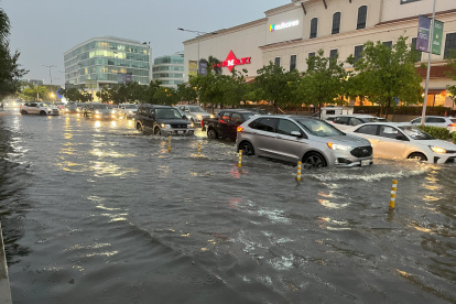 Avenida Samborondón. Ese fue el panorama en la arteria principal, cerca del sector Los Arcos. Hubo quejas por el tráfico que se complicó todavía más.