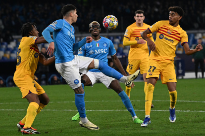 Naples (Italy), 21/02/2024.- Napoli"Äôs defender Olivera (2L) and teammate forward Victor Osimhen (C) in action during the UEFA Champions League Round of 16, 1st leg soccer match SSC Napoli vs FC Barcelona at Diego Armando Maradona stadium in Naples, Italy, 21 February 2024. (Liga de Campeones, Italia, Nápoles) EFE/EPA/CIRO FUSCO