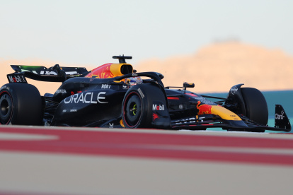 Sakhir (Bahrain), 21/02/2024.- Dutch driver Max Verstappen of Red Bull Racing steers his car during the pre-season testing for the 2024 Formula One season at the Bahrain International Circuit in Sakhir, Bahrain, 21 February 2024. (Fórmula Uno, Bahrein) EFE/EPA/ALI HAIDER