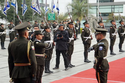 Escolta. Marciales y solemnes, los oficiales entrantes y salientes de la escolta legislativa intercambian armas e instrucciones a grito pelado.