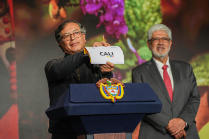 El mandatario Gustavo Petro sostiene un cartel con el nombre Cali, ciudad escogida par ser la sede de la Conferencia de la Organización de Naciones Unidas sobre Biodiversidad (COP16).