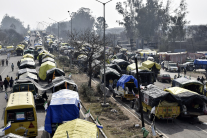 Los agricultores indios y sus tractores mientras esperan reanudar su marcha de protesta en el punto fronterizo de Haryana-Punjab en Shambhu, a 250 kilómetros de Delhi.