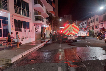 Voraz incendio en el malecón de Salinas