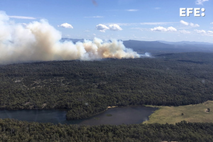 Una fotografía proporcionada por el Servicio de Bomberos de Tasmania muestra un incendio forestal en las Tierras Altas Centrales de Tasmania, Australia, el 22 de febrero de 2024.