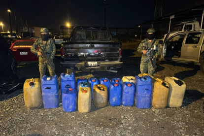 Miembros de la armada con el material incautado.